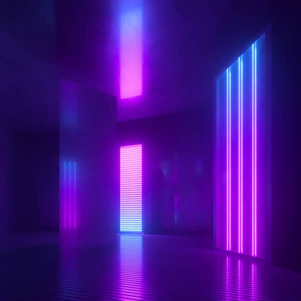 Une salle sombre avec des neons de couleurs blue et mauves éclairant la salle.
